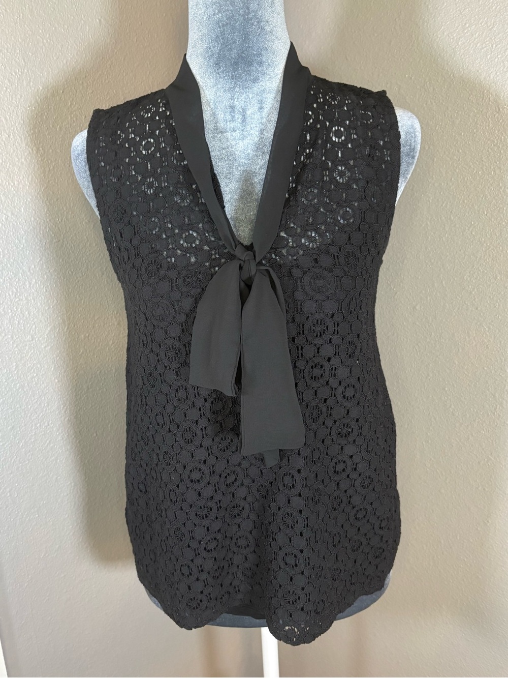 Banana Republic Black Lace V-Neck Sleeveless Tie-Front Top Size XS